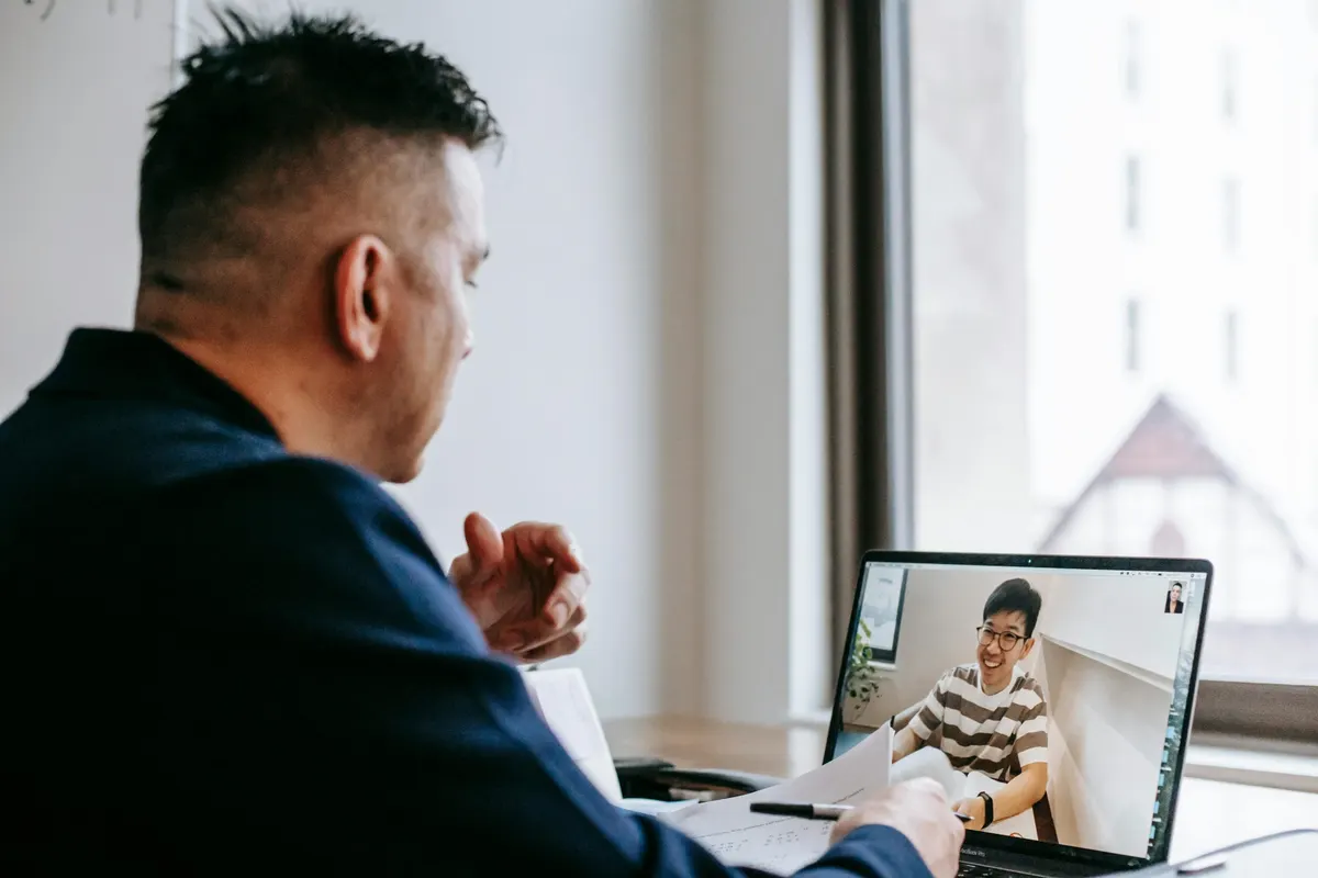 Personnes qui discutent autour d'un écran — forums de discussion en ligne